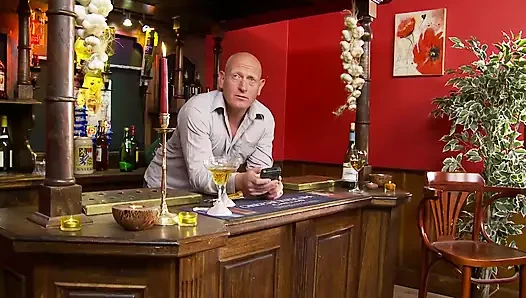 Fahişe esmer kanepede sert sikiştikten sonra yüzüne boşalıyor