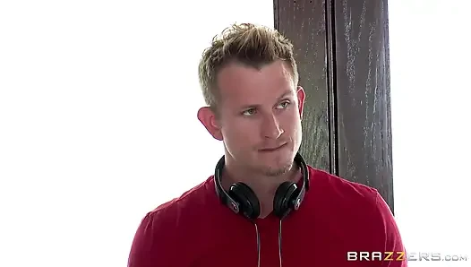Brazzers - Bill Bailey Dakota Skye'ın sıkı sürtük göt deliğini büyük bir yarakla parçalayarak evini geri alıyor
