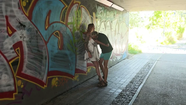 Tren istasyonundan gelirken güpegündüz sert sikişiyor. Oral seks, sikiş, oral seks ve daha fazlası.