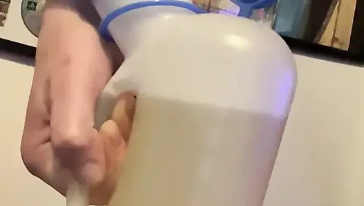 Banyo doluyken arkadaşımın yatak odasında gür amcığımdan büyük sidik!