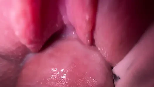 Üvey erkek kardeşimin karısı orgazm olduktan sonra fışkırtıyor, onun sıkı amını siktim