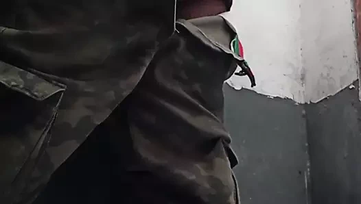 Samne wali yenge ko dekh kr khada ho gya