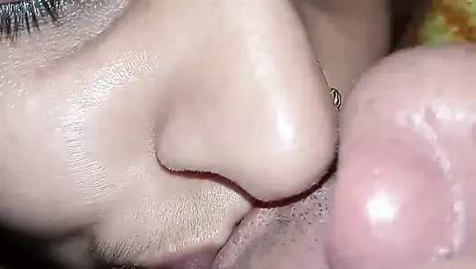 Baldızın göğüslerini emdikten sonra sıkı sikişinde orgazm oluyor