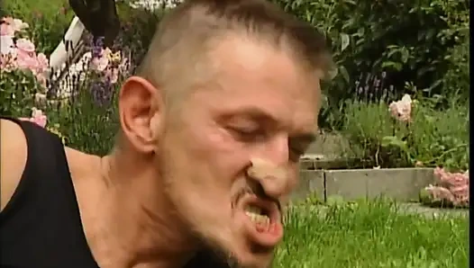 Seksi kızıl saçlı orta yaşlı seksi kadın büyük klasik bir yarakla götten sikiliyor ve ağzına boşaltıyor