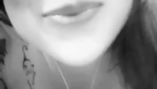 Orta yaşlı seksi kadın seni memnun etmek için oyuncak emiyor