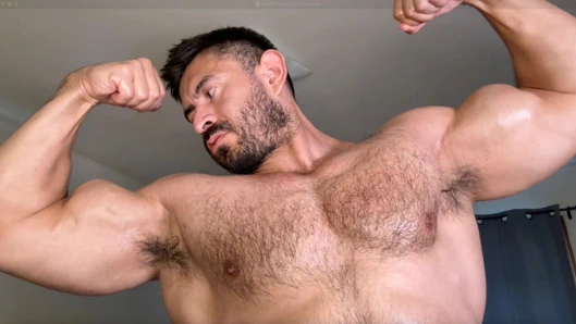 Dar kompresyonlu gömlekte kaslı esneme