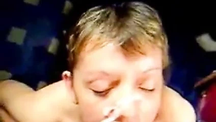 Evli kadının yüzüne boşalıyor