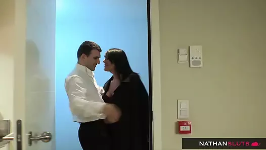 Genç erkek avcısı Daisy Rock için sert anal sikiş