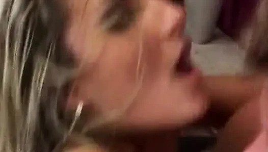 Heißer Oral-Dreier mit Blonder Schönheit
