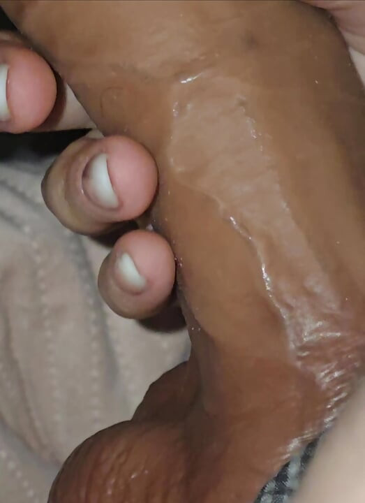 Üvey anne büyük taşakları eline alıyor ve üvey oğluna 9 inçlik yarakla mastürbasyon yapıyor