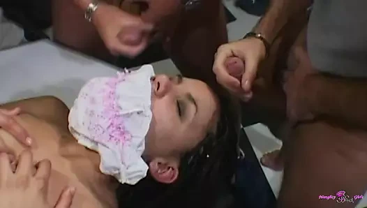 İki beyaz adam tarafından okşuyor olmak zenciyi anal seks havasına sokuyor