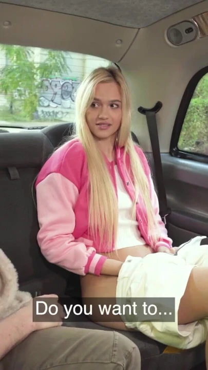 Güzel sarışın Rus ilk döllenmesini alıyor - fake taxi | Klip 1