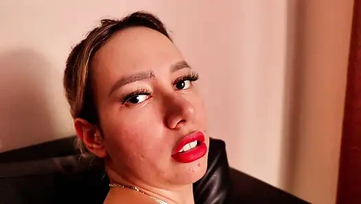 Sabah azgın latin uyanıyor ve kanepede şehvetli solo titreşimler