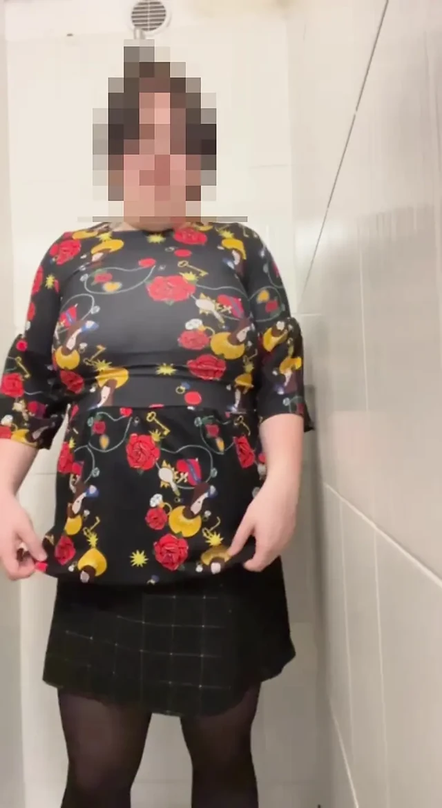 Tombul kadın boi travesti duşta dildoyla oynuyor