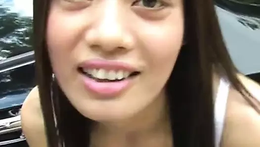 Sıska Asya esmer bir arabada onu kedi gösterir