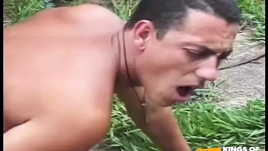 İki adam derin anal seks yapmadan önce dışarıda kızlarının götlerini sikiyor