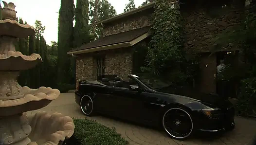 Büyük memeli esmer bebek için büyük ve sert yarak