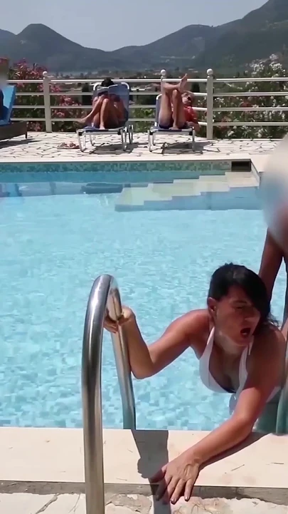 Kamu! Otel havuzunda sikiliyor!