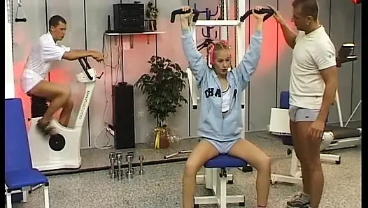 Minyon sarışın Alman bebek spor salonunda iki biniyor