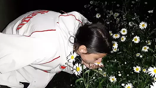 Bahçede yürüyüş yaptıktan sonra bir kahyayla seks - lesbian-candys