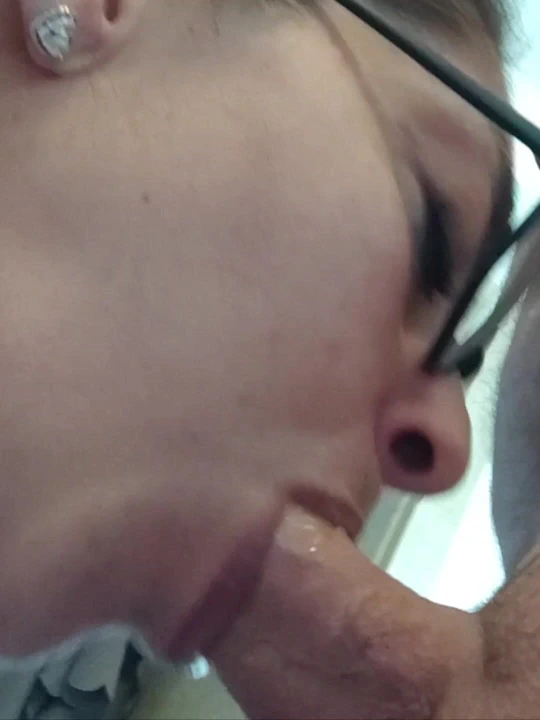 Orta yaşlı seksi kadın kaltak eva oral seks