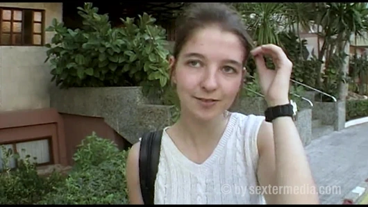 Koyu sarışın genç kız utangaç bir şekilde amını gösteriyor