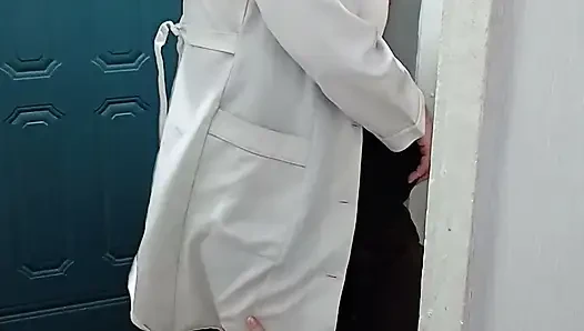 Orta yaşlı seksi lezbiyen doktor bir hastanın ağzına boşalıyor