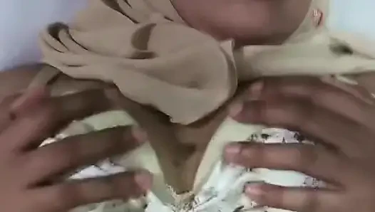 Aldatıcı bir başörtülü kız, kocasının kız kardeşiyle seks yapıyor.