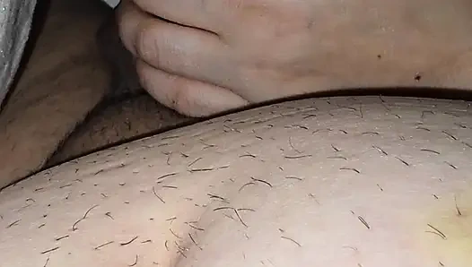 Üvey anne üvey oğlunun yarağını lezzetli bir elle muameleyle rahatlatıyor