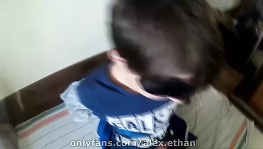 Seksi twink dairenin içinde cezbediliyor ve kullanılıyor