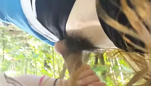 Pause pipe lors dune promenade en foret