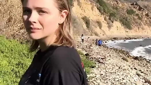 Chloe Grace Moretz dar pantolonla yürüyor.