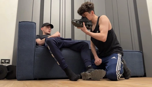 İki delikanlı eğleniyor