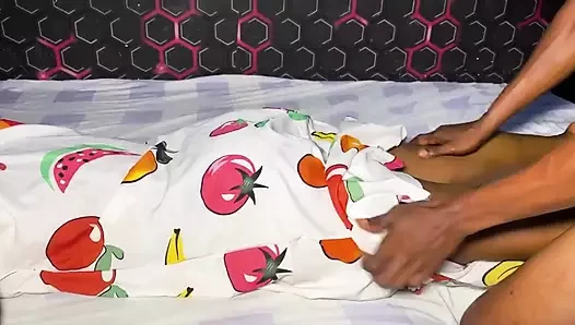 Muhteşem tamamen doğal zenci güzel evli kadın kocasının arkadaşı tarafından sikiliyor
