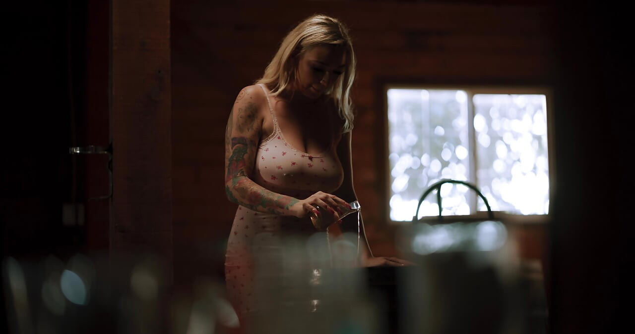 Büyük memeli Kendra Sunderland uzaylı yaratığı seks canavarına dönüştürüyor