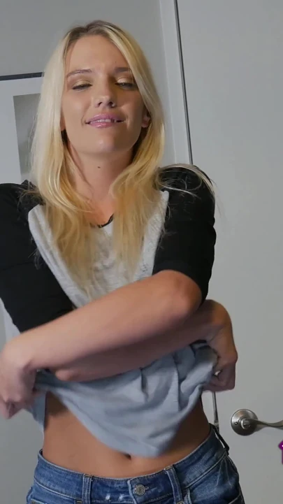 Parmantige blonde Kenna James vingert haar lieve poesje terwijl ze wat hete Joi geeft
