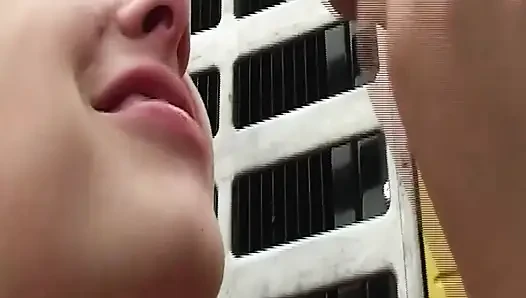 Esmer kadın açık havada sarı kamyonla sert sikiliyor