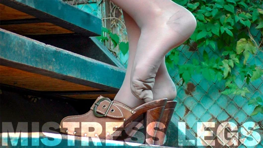 Orta yaşlı seksi kadın tanrıça ayakları kirli külotlu çorap içinde ve dışarıda azdırıyor