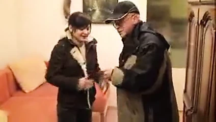 üvey baba &amp; kızı kanepede