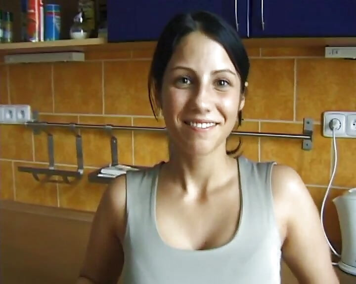 Sana Lucie'ye büyük bir porno sitesinde kendini gösterme arzusu olan gerçek bir esmer periyi sunuyorum