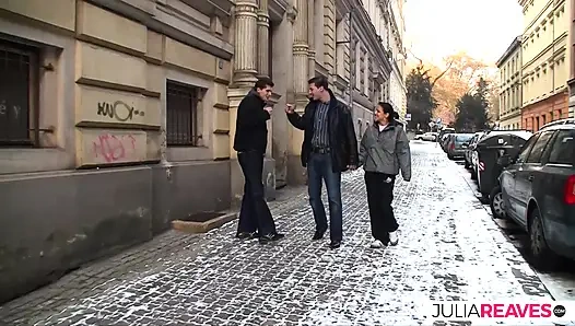 Sokaktan yatağa, sıska vücutlu ateşli kız iki adam tarafından çifte sikiliyor ve yarakları sağıyor