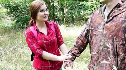 Minyon Alman genç kız ormanda yabancı tarafından halka açık dölleme sikişiyle konuşuyor