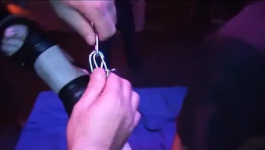 Moden babe gangbanget av kåte studs i vill klubborgie