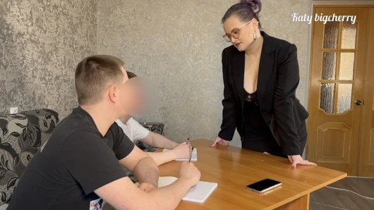 Sıkı bir öğretmen iki öğrenciyi ev ödevlerini tamamlamadıkları için cezalandırıyor