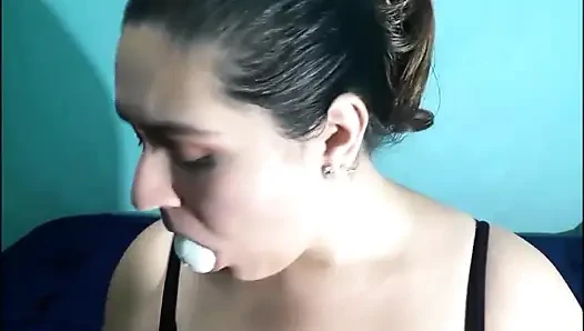 Latin komşu kız: ilk kez ağzı tıkalı (ve hoşuna gitti!)