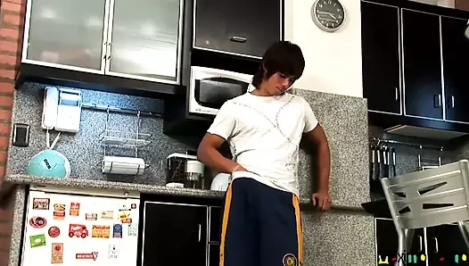 Seksi bronz çizgi latin anakin kıllı mutfakta tek başına 31 çekiyor yarak boşalması!