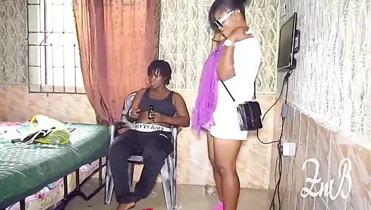 Giyinip soyunduktan sonra büyük salatalık görünce çok mutlu oldu