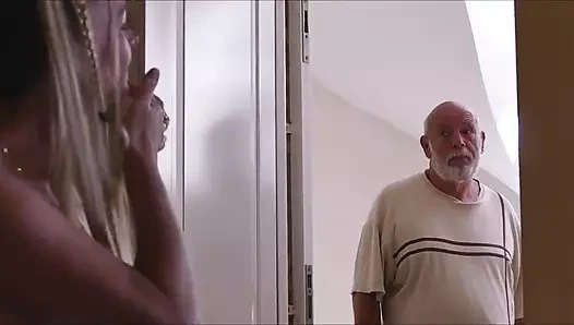 Ateşli evli kadın Natalie K sakso çekiyor ve ev sahibini ağzına boşaltarak sikiyor