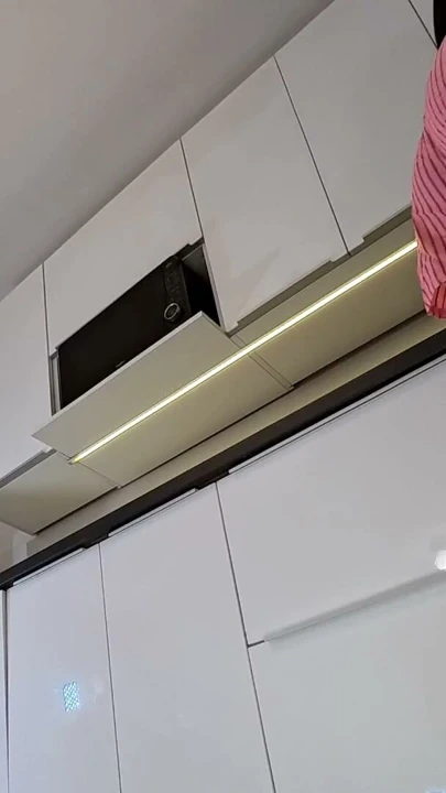 Pijama şortu giyen seksi ateşli sarışın kız, mutfakta donu olmadığını göstererek amını sergilemek istiyor. | Klip 2