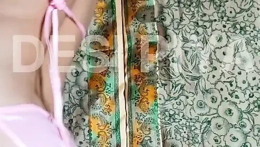 Hintli kız assam bikinili evde dans ediyor